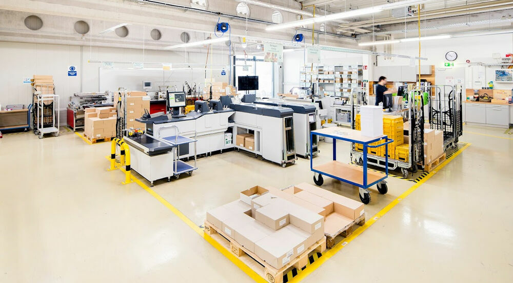 Our partner company, FP Digital Business Solutions, processes documents on its shop floor at the Berlin Adlershof branch. Digitale Dokumentenverarbeitung beim PROMOS Partner FP Digital