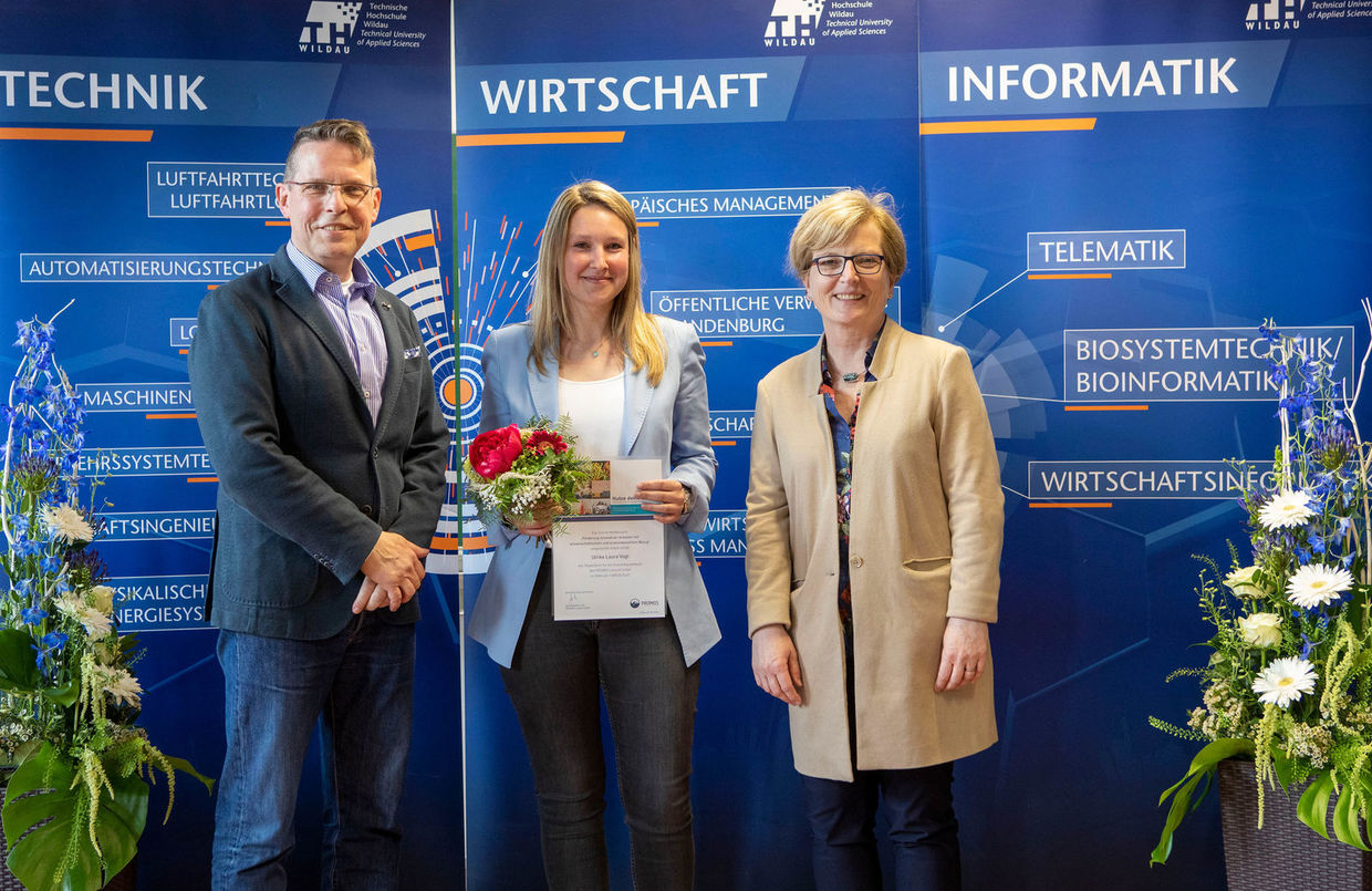 Prof. Bertil Haack, Technical University of Applied Sciences Wildau, Ulrike Vogt, student and winner of the PROMOS consult scholarship in 2019, and Prof. Ulrike Tippe, President of Wildau TUAS (from left to right) Stipendiumvergabe der PROMOS consult auf dem HIT 2019 der TH Wildau