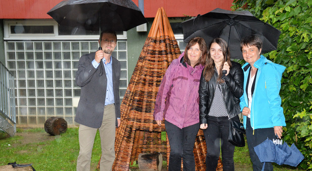 Despite uncooperative weather, Michael Zapf and Jana Cervinka of PROMOS consult inaugurate the donated teepee together with the Kita Baumhaus. Spendenaktion der PROMOS Mitarbeiter 2018