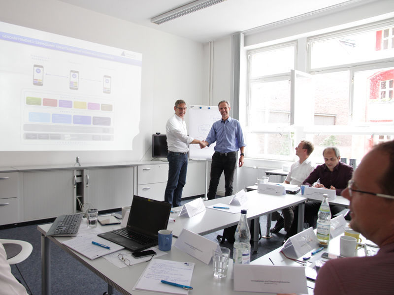 Siegfried Döring (left) and Alexander Eysert (right) seal the cooperation with a handshake.  PROMOS kooperiert mit Tubus System