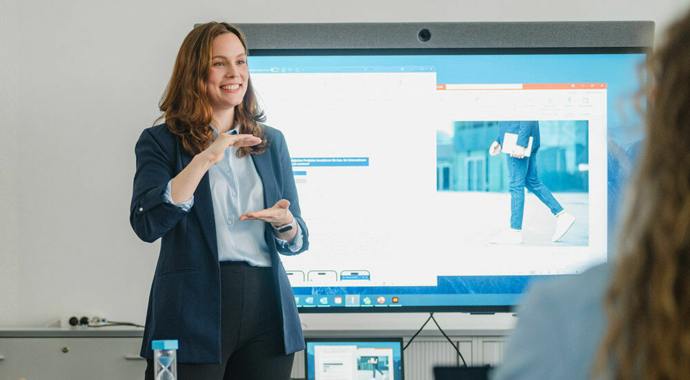 Tamara Erdenberger is Expert Node Leader for Utility Cost Management. With pragmatism and a great deal of ambition, she and her team create new solutions for the real estate industry.  Tamara Erdenberger ist Leiterin der Expert Node Nebenkostenmanagement und leitet ihre Node mit Pragmatismus und Effizienz.