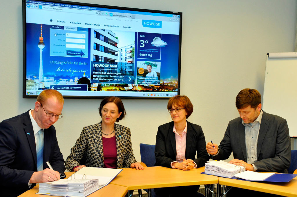 Photograph of Signing Contract on 14th January 2016 Vertragsunterzeichnung zur Einführung von SAP HANA bei der HOWOGE