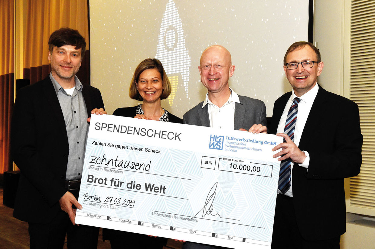 Left to right: Jens Kramer, CEO of PROMOS consult, Dorit Brauns, deputy managing director of HWS, Michael Türk of Bread for the World, and Jörn von der Lieth, managing director of HWS, pose for the press after the donation ceremony at the 14th OpenPromos user forum.  Spendenübergabe auf dem 14. OpenPromos Anwenderforum